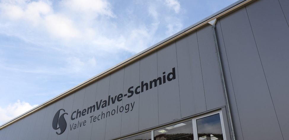 Firmengebäude mit Logo